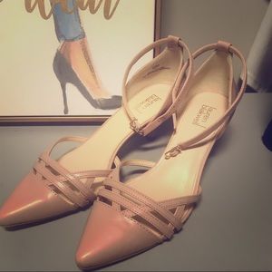 Kitten heel nude pump